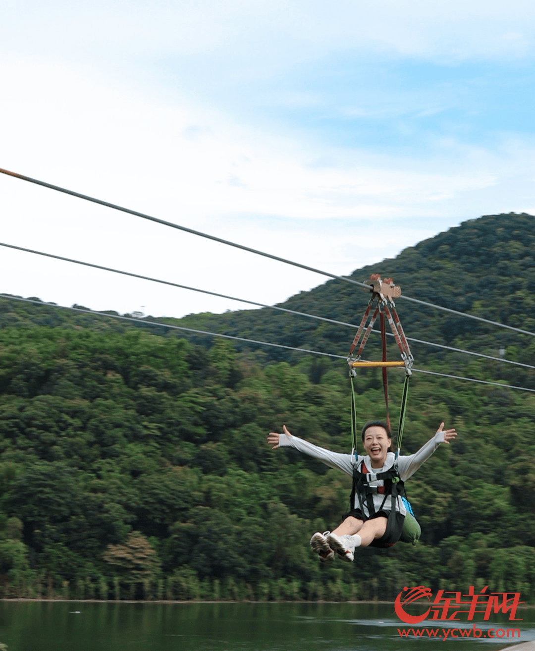 夏季高空滑索挑战,飞跃山谷的极速体验的简单介绍 夏季高空滑索挑战,飞跃山谷的极速体验的简单介绍
